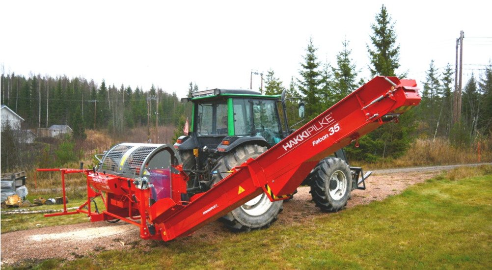 HakkiPilke traktorikäyttöinen klapikone metsätöissä.